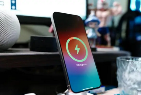 泗水苹果15换屏服务分享用什么充电器给iPhone15充电更好 